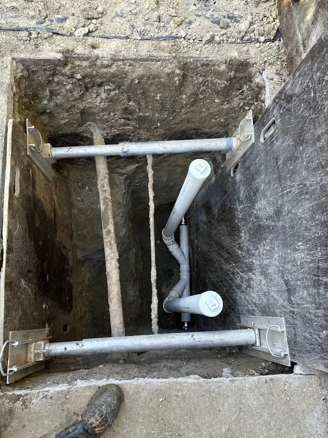 Experienced plumber completing Drain Cleaning work in Rodeo